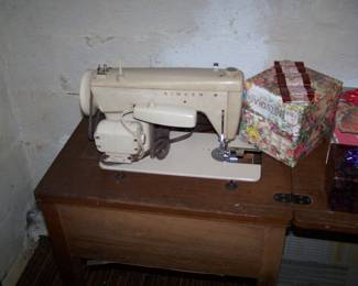 SINGER SEWING MACHINE IN CABINET