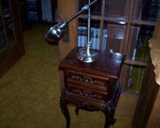 SMALL STAND & LAMP