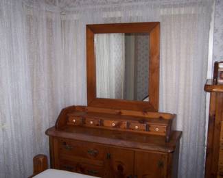 DRESSER & MIRROR