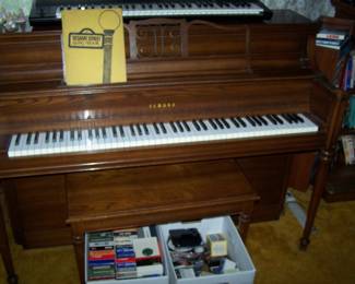 YAMAHA SPINET & BENCH