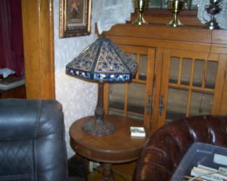 TIFFANY-TYPE LAMP ON PEDESTAL LAMP TABLE