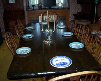 8 FOOT RUSTIC DINING TABLE, CHAIRS, BRASS CANDELABRA & CHRISTMAS PLATES