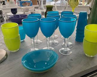 Plastic wine glasses, etc 