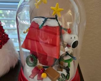 Peanuts Snoopy Snow Globe