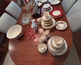 Nichols table with 2 large leaves - maple 