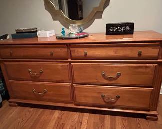 Ethan Allen dresser - has matching mirror (shown on another picture)