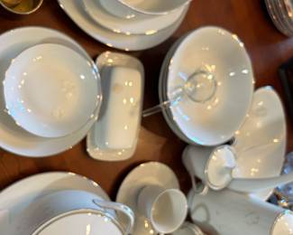 Complete service for 8 with serving pieces. Fashion Royale - Romance