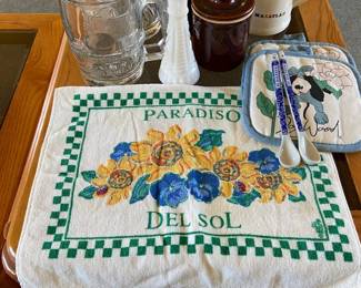 Tiara Indiana Black Glass Beer Mug White Glass Flower Vase Silver Legacy Resort Glass Mug Other