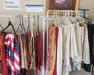 Round and rectangle tablecloths and runners