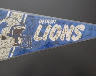 DETROIT LIONS TEAM SIGNED PENNANT WITH BARRY SANDERS