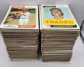 LARGE LOT OF 1974 TOPPS BASEBALL CARDS. 