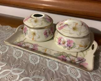 Pretty Dresser Set