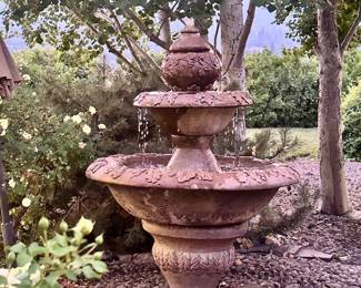 Large impressive Fountain Runs well