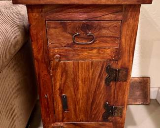 Rustic LAMP /Side Table small
In guest quarters 