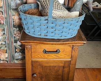 Excellent vintage stand/cabinet 