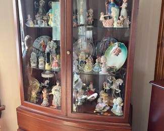 Curved door china cabinet 