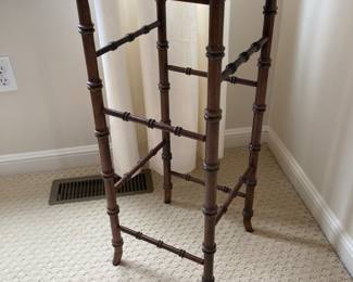 LANE Pedestal Table