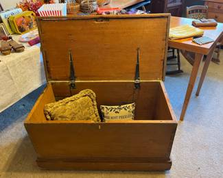 Chest, throw pillows