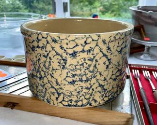 R.R.P. Co. Roseville Ohio U.S.A. #700-B sponge ware bowl 