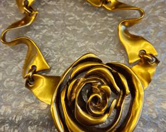 Large Oscar de La Renta rose necklace