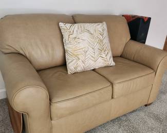 Leather Flexsteel loveseat in like new condition 