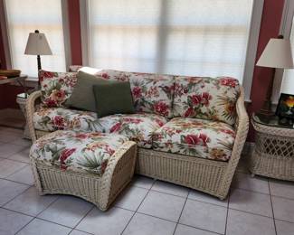 Gorgeous wicker set in perfect condition 