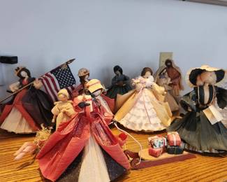 Nan's corn husk dolls, many pieces 