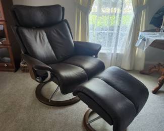 Stressless recliner w footrest.
Leather