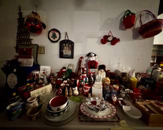 Christmas decorations, collectables 