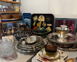 Serving dishes (silverware, glass, crystal, teak) 