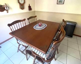 kitchen table w/ 4 chairs 