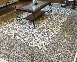 BEAUTIFUL ROOM SIZE ORIENTAL RUG