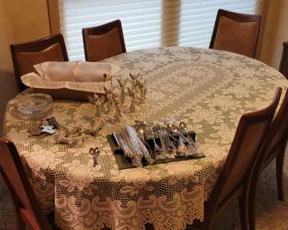 MCM Bassett furnishings ... table w leaves, 2 captains chairs and 6 side chairs.