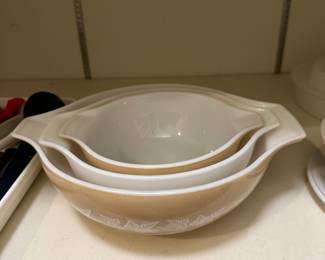 Pyrex bowl set