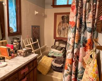 Bathroom #1! Look closely and you will see cats among the flowers on the shower curtain.