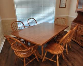 Thomasville Table with 6 chairs, 2 leaves and table covers