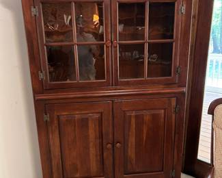 BEAUTIFUL LEXINGTON CHINA CABINET.
