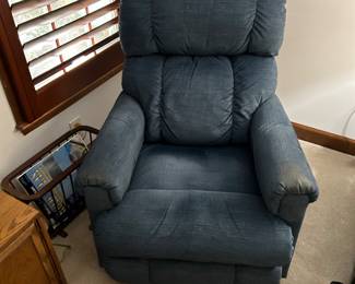 VERY COMFORTABLE LAZY BOY RECLINER.