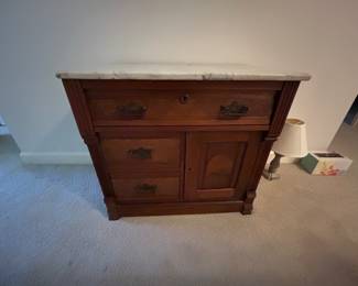 ANTIQUE VIICTORIAN WASH STAND.