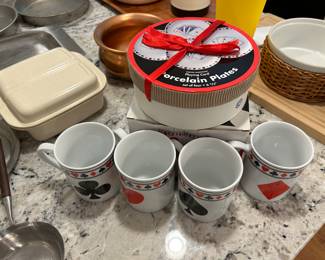 PLAYING CARD MUGS AND PLATES.