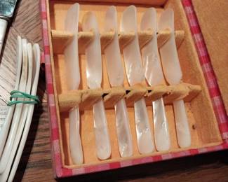 Mother of pearl cavier spreaders