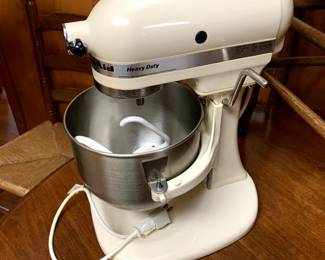 #39	KitchenAid mixer Cream	 $150.00 
