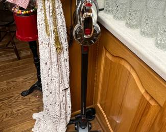 #196	Bio SpeedClean VX200 Cordless Vacuum w/charger w/2 attachments	 $75.00 
