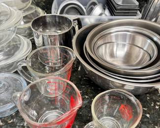 Measuring cups, Metal bowls