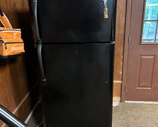 Fridgidaire Refrigerator/Freezer 18.2 Cu. Ft.