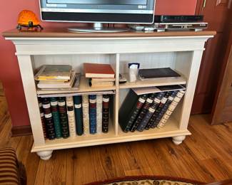 This piece has a matching chest of drawers.