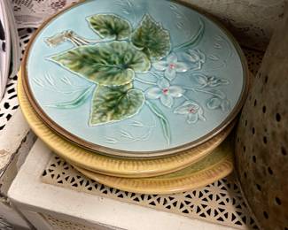4 majolica plates