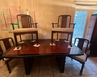 Broyhill dining table w 4 armchairs on casters