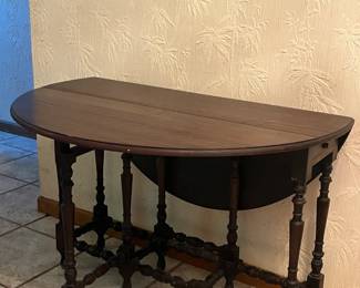 Drop leaf gate leg table