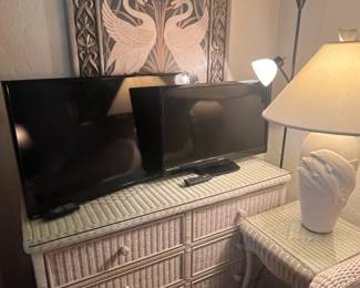 6 drawer long dresser w glass top